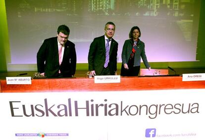 El lehendakari, Iñigo Urkullu, inaugura el congreso Euskal Hiria, junto al alcalde de Bilbao, Juan María Aburto, y la consejera de Medio Ambiente, Ana Oregi.