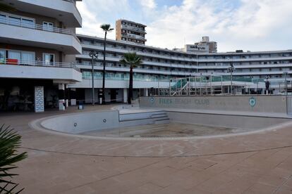 Vista de un complejo hotelero cerrado en Palma de Mallorca.