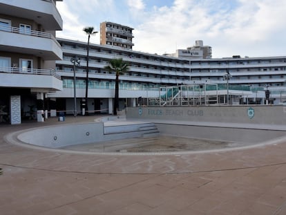 Vista de un complejo hotelero cerrado en Palma de Mallorca.