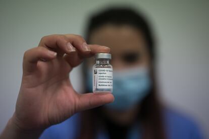 Una enfermera sujeta un vial de la vacuna de AstraZeneca, el jueves en La Farga de L'Hospitalet de Llobregat.






