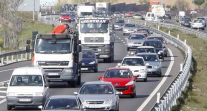 Atasco en una operación salida de las vacaciones de Semana Santa en la A-5. / Efe