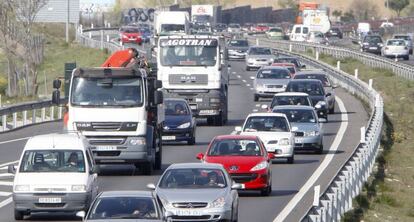 Atasco en una operaci&oacute;n salida de las vacaciones de Semana Santa en la A-5. / Efe