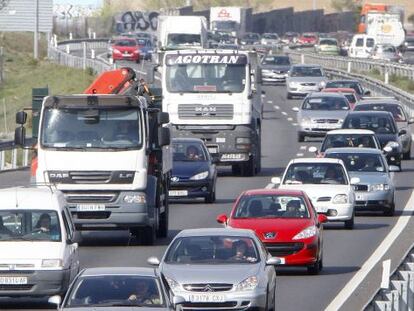 Atasco en una operaci&oacute;n salida de las vacaciones de Semana Santa en la A-5. / Efe