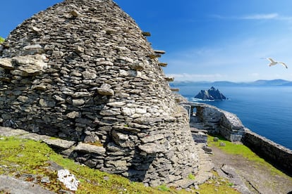 Si ser monje significa hacer penitencia y aislarse de la sociedad, este es el lugar perfecto para ello. Skellig Michael es un diminuto pináculo de roca rodeado de acantilados y expuesto a las inclemencias del clima atlántico. Para la comunidad que vivió en el allá por el siglo VI, la vida tuvo que ser muy dura, tanto que, hacia el 1100, abandonaron el lugar, dejándoselo a las bandadas de frailecillos. Pero su legado sigue en pie, sorprendentemente bien conservado, debido a su inaccesibilidad: espartanas cabañas con forma de colmena, empinados escalones de piedra y una capilla cimera. Se puede llegar en barco desde Portmagee, en la península de Iveragh.