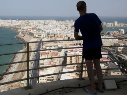 Un vecino de C&aacute;diz observa la ciudad desde la torre de comunicaciones de Telef&oacute;nica.