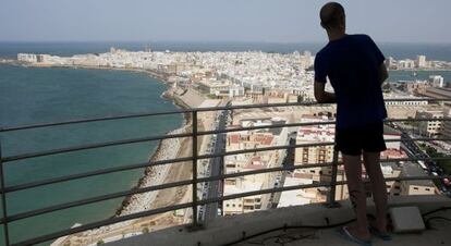 Un vecino de Cádiz observa la ciudad desde la torre de comunicaciones de Telefónica.