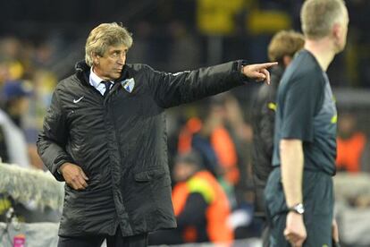 Pellegrini da instrucciones durante el partido ante el Borussia 