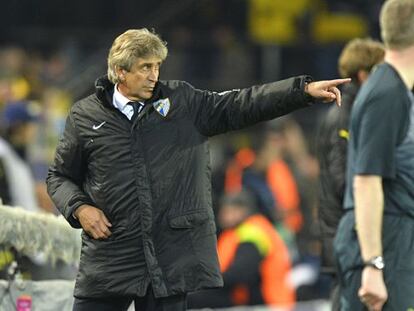 Pellegrini da instrucciones durante el partido ante el Borussia
