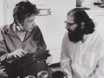 Bob Dylan (izquierda) con el poeta Allen Ginsberg en Nueva York, en 1964.