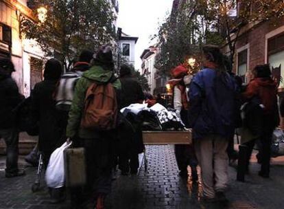 Los jóvenes se van con sus pertenencias a cuestas, en una foto tomada de rompamoselsilencio.net.