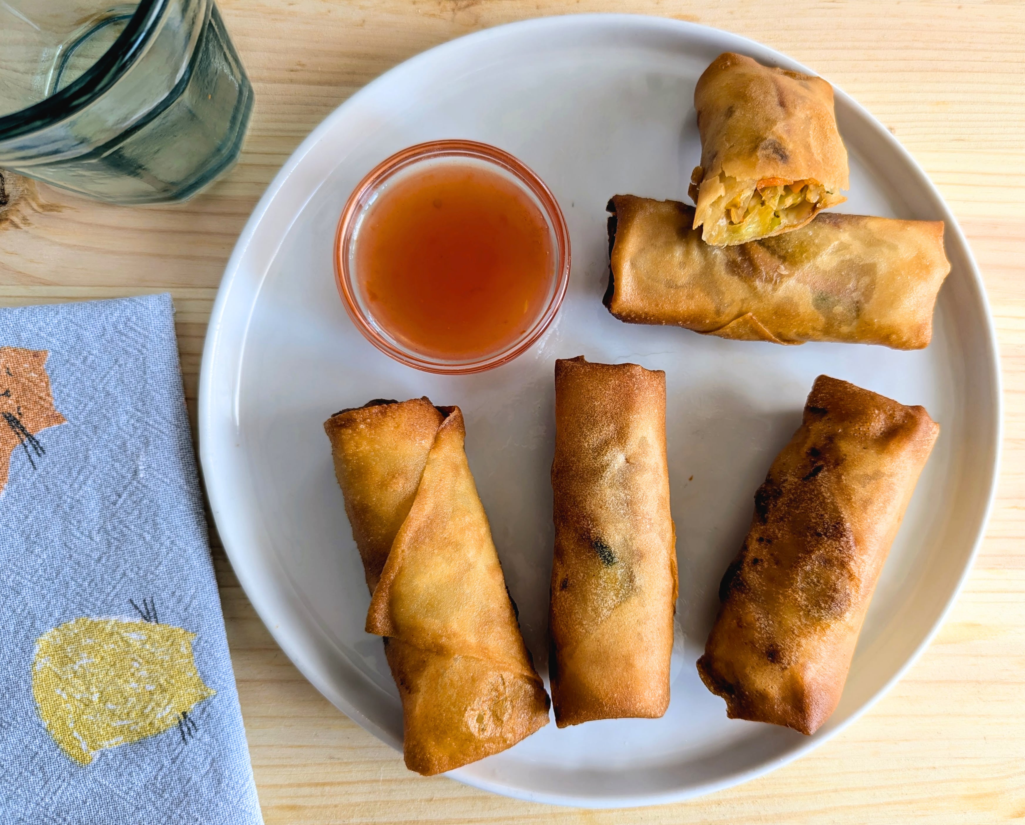 Rollitos de primavera crujientes con salsa agridulce: la receta sencilla para prepararlos en casa