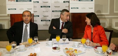 Enrique Arias, de Accenture, Carlos Ocaña, secretario de Estado de Hacienda, y Blanca Montero Corominas, subsecretaria general del Banco Sabadell