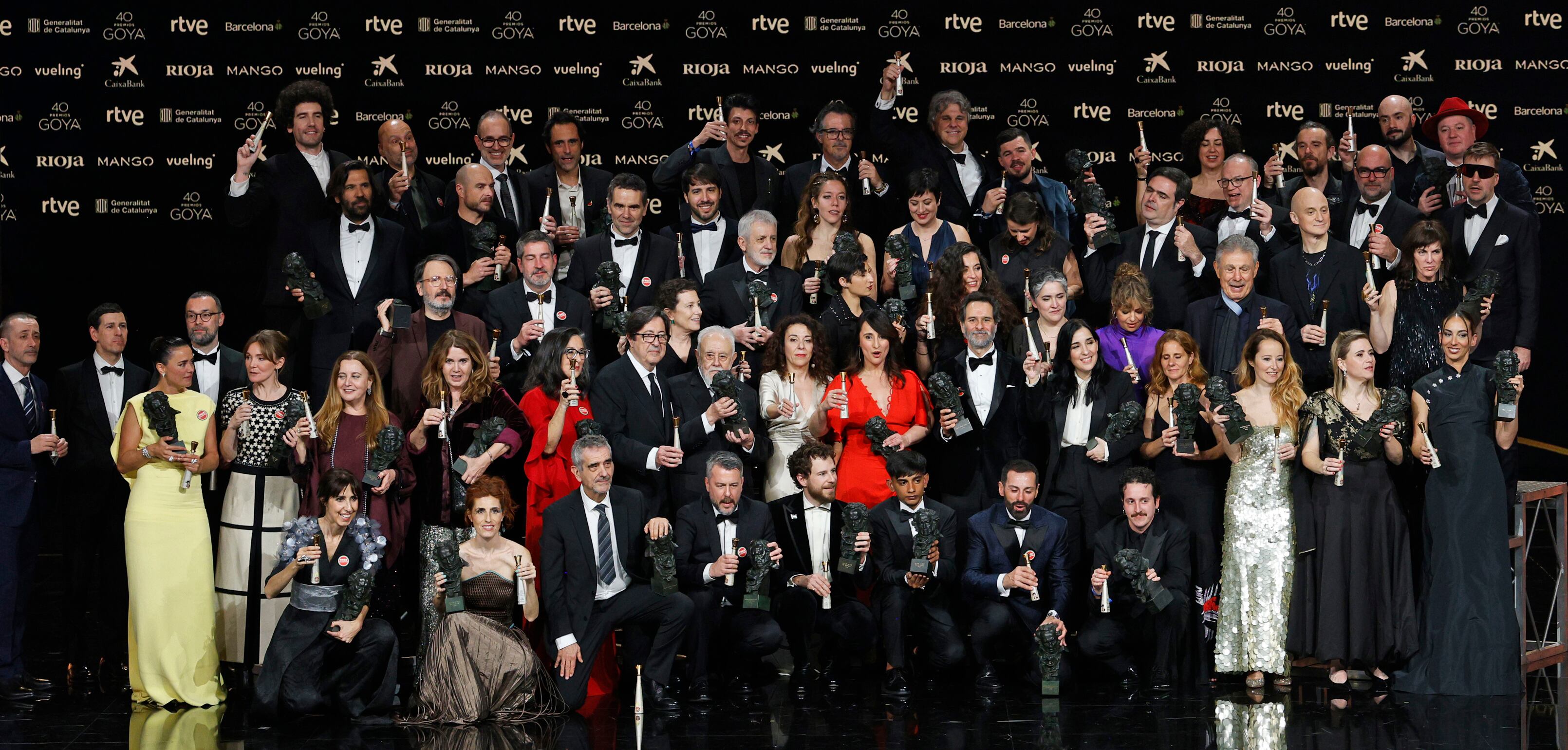 Fotografía de familia de los galardonados en los Premios Goya, en su 40 edición, este domingo en el Auditorio Fórum CCIB de Barcelona. 