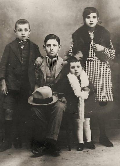 Miguel Hernández Sánchez y Concepción Gilabert tuvieron siete hijos, de los que vivieron cuatro: Vicente, Elvira, Miguel (primero por la izquierda) y Encarnación.