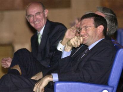 El <b></b><i>lehendakari,</i> Juan José Ibarretxe, junto a Pedro Luis Uriarte, ex consejero delegado del BBVA, ayer en Bilbao.