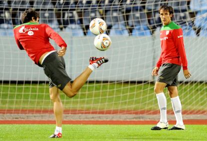 Javi Martínez toca el balón de tacón, en presencia de David López.