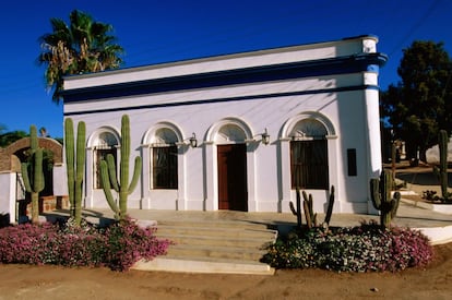 Entre playas de digno oleaje y al filo del desierto hay una suerte de purificación en su quietud y más para quienes escuchan a lo lejos las guitarras del Hotel California que soñaron aquí los Eagles en uno de sus viajes siderales.