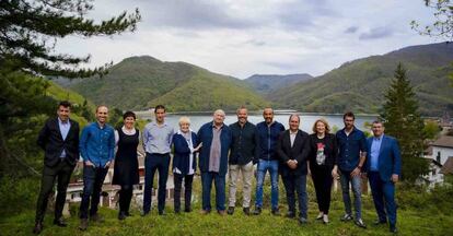 José Antonio Azcárate, Mentxu Etxaniz, Mikel Azcárate y Ander Azcárate junto al equipo directivo de Seinsa