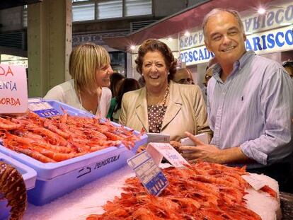 Rita Barber&aacute; y Esteban Gonz&aacute;lez Pons visitan una de las paradas de la pescader&iacute;a del Mercado Central de Valencia. 