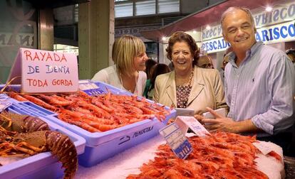 Rita Barberá y Esteban González Pons visitan una de las paradas de la pescadería del Mercado Central de Valencia.