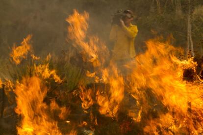 Un cmara graba el incendio cerca de Point Mugu, California.