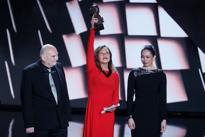 La actriz Eulalia Ramón (c), viuda del director fallecido ayer Carlos Saura, y sus hijos Antonio (i) y Ana recogen el Goya de Honor durante la gala de la XXXVII edición de los Premios Goya, que se celebra este sábado en el Palacio de Congresos y Exposiciones FIBES de Sevilla.