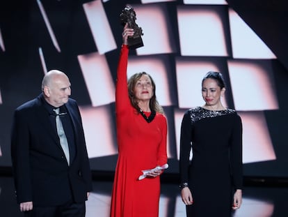 La actriz Eulalia Ramón, viuda del director Carlos Saura, y sus hijos Antonio y Anna recogen el Goya de Honor.