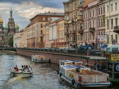 Barcos en el canal Griboedova de San Petersburgo (Rusia) y, al fondo, la iglesia del Salvador sobre la Sangre Derramada.