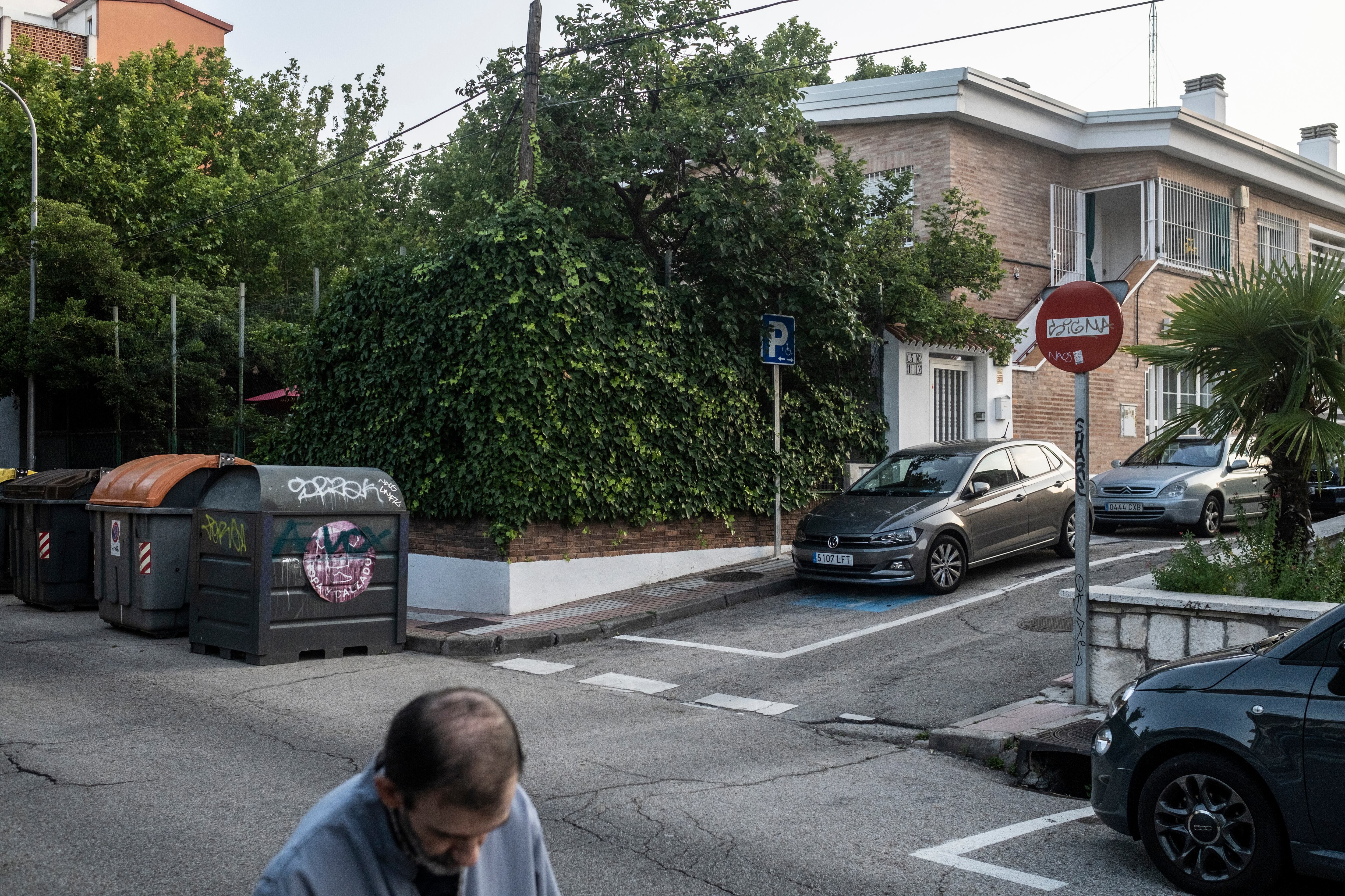 Un hombre pasea por una de las calles de la colonia.