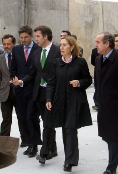 Pastor, junto a Feijóo y otras autoridades, en su visita de ayer.