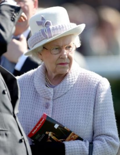 Isabel II, en un día en las carreras de caballos.