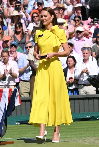 Este vestido amarillo de Roksanda gusta tanto a Kate Middleton que, después de llevarlo en su gira por el Caribe, lo recicló para asistir a Wimbledon.