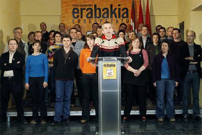 Joseba Permach, en el centro, durante la rueda de prensa de la mesa nacional de Batasuna en Pamplona.