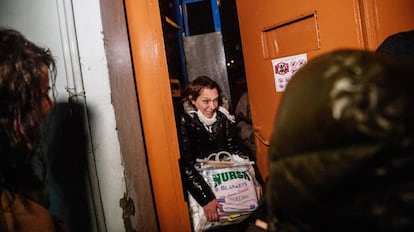 La novelista Asli Erdogan saliendo de la cárcel de Bakirkoy en Estambul.