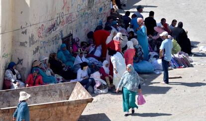 Porters wait at El Tarajal after the crossing was closed to goods.