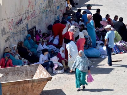 Porteadores a la espera para el paso fronterizo de El Tarajal.