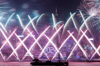 Fuegos artificiales sobre el Puerto Victoria de Hong Kong (China). 