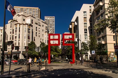 Una escultura con el carácter men (puerta) escrito en chino tradicional marca la entrada a una de las calles del barrio asiático de París (Francia).  