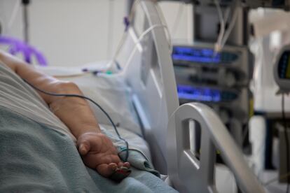Un paciente con covid-19 yace en una cama de una de las unidades de cuidados intensivos (UCI) del Hospital Universitario de Torrejón en Torrejón de Ardoz, España, el pasado 6 de octubre.