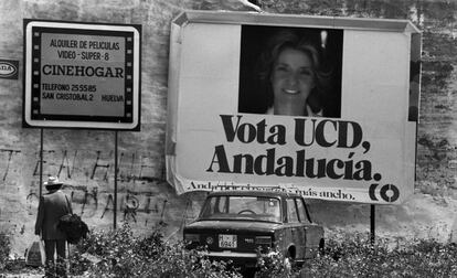 Cartel electoral de la ministra de Cultura Soledad Becerril (la primera mujer en un Consejo de Ministros desde la II República) y candidata por UCD en las elecciones andaluzas de 1982. Los centristas perdieron un millón de votos que fueron a los socialistas y a Alianza Popular. El desastre fue tal que el presidente del Gobierno, Leopoldo Calvo Sotelo, planteó a varios ministros la posibilidad de disolver el partido para crear otra fórmula política.