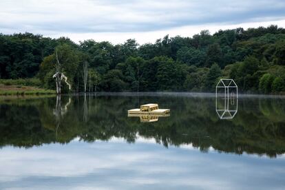 Instalaciones realizadas en el lago de Domaine de Boisbuchet durante los talleres de los diseñadores franceses Charlie Le Mindu, Mathias Kiss y Noé Duchaufour-Lawrance.