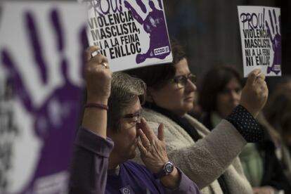 Un grupo de mujeres en la plaza de Sant Jaume de Barcelona, durante el minuto de silencio en conmemoración del Día Internacional de la Eliminación de la Violencia contra la Mujer.
