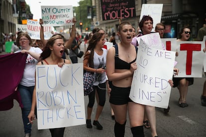 "¡Que le follen a Robin Thicke!", rezaba la pancarta de una manifestante contra la letra y el tono de 'Blurred lines' en septiembre de 2013 en Chicago, Illinois.