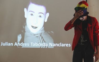 Proyecci&oacute;n de un v&iacute;deo en el que aparece Juli&aacute;n Taborda Nanclares, durante su velorio. 