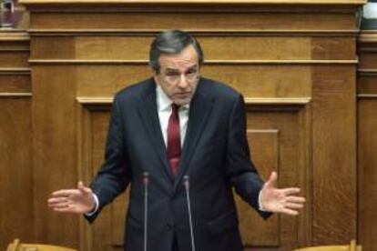 El primer ministro griego, Antonios Samaras, habla al pleno del Parlamento en la jornada de votación de los presupuestos de 2013.
