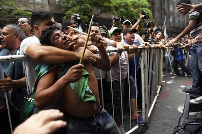 La seguridad del escenario principal se vio desbordada.