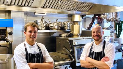 Pablo Rodríguez, a la izquierda, y David Herrera, del restaurante Escocesa, en Londres.