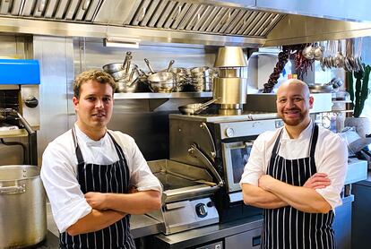 Pablo Rodríguez, a la izquierda, y David Herrera, del restaurante Escocesa, en Londres.