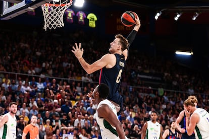 Vesely entra a canasta ante el Unicaja.