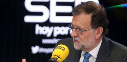 El presidente del Gobierno en funciones, Mariano Rajoy, durante la entrevista que ha ofrecido hoy en el progarma "Hoy por hoy", de la Cadena Ser.